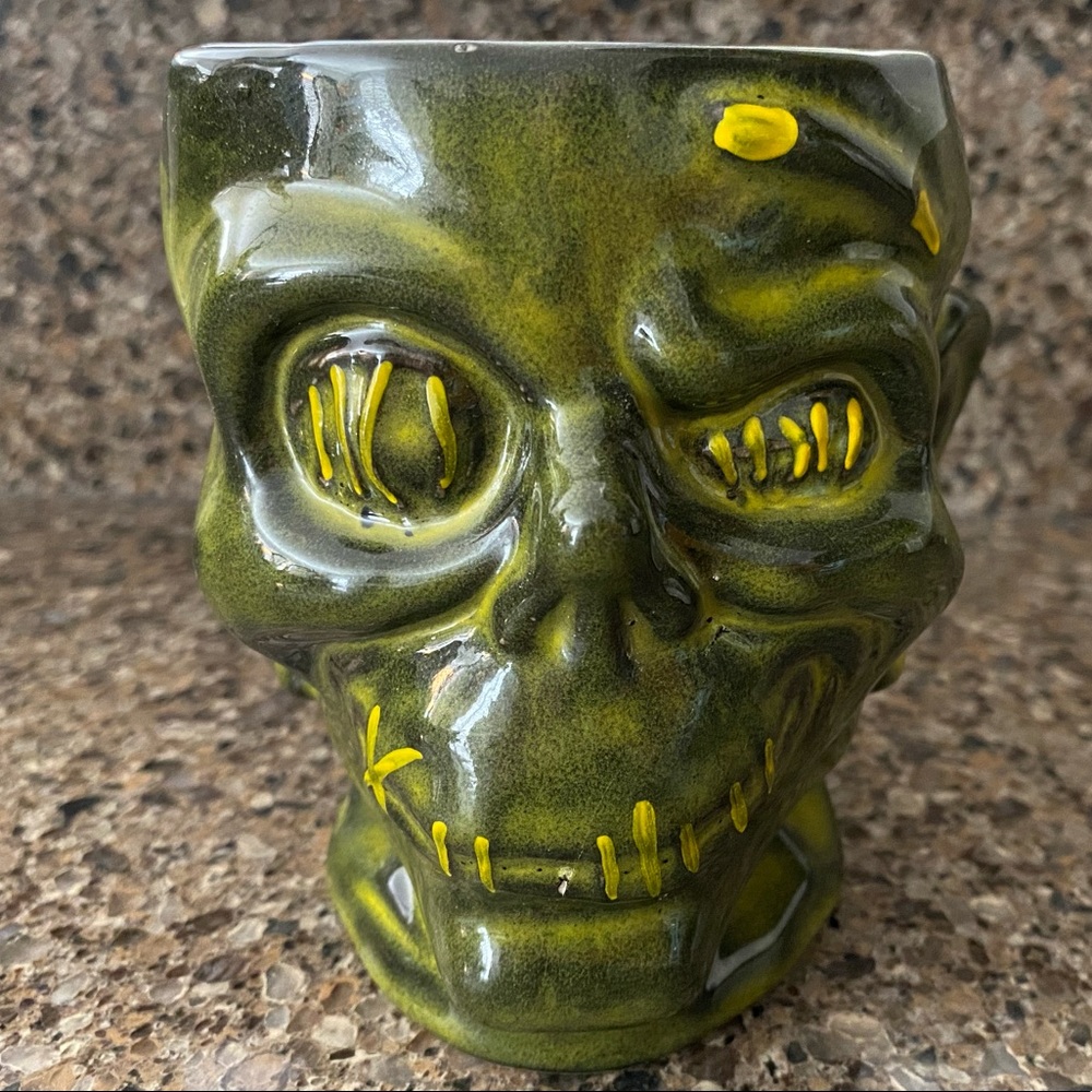 Trader Sam’s Grog Grotto Shrunken Zombie Head 1st edition